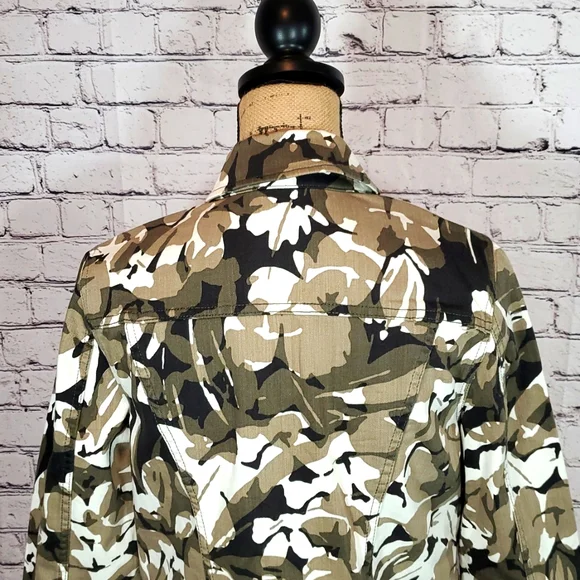 Chico's Camo Floral Print Denim-Style Jacket — Chico's Size 1 — US Size M/8 NWT - Picture 6 of 12